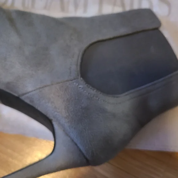 💕 2/$30 Dream Pairs Gray Heeled Booties - size 8 - Picture 3 of 6